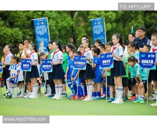 足球领结的魅力与时尚搭配技巧探索，让你在球场外也能尽显个性风采